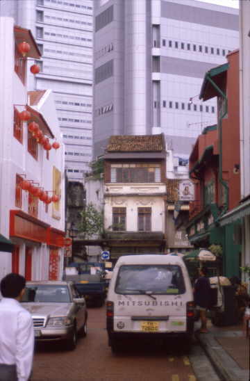 die Autos parken auf der falschen Seite (Linksverkehr)