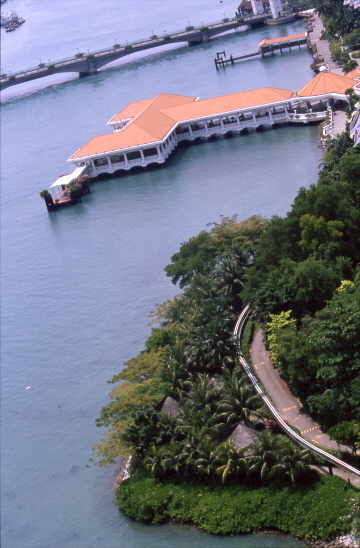 Sentosa<br>Blick aus Seilbahn auf Monorail