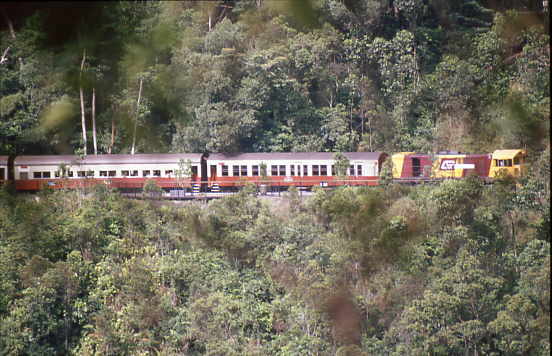Ausflugszug nach Kurunda auf anderer Talseite. Die Bahnstrecke wurde zur Errichtung des Kraftwerkes gebaut.