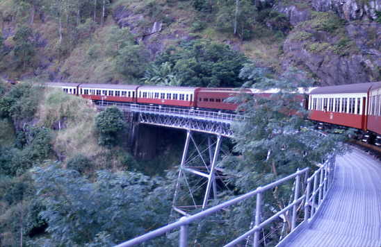 Br�cke vor Wasserfall (links)