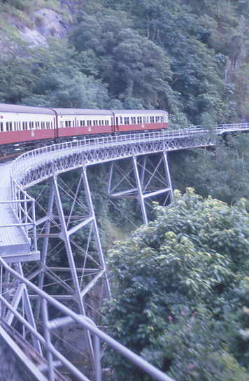 Br�cke vor Wasserfall (links)