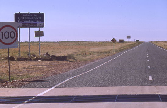 R�ckblick nach Queensland - Gitter in der Stra�e um Vieh zur�ckzuhalten