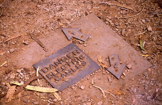 ordentliche Markierung elektrischer Leitungen auf einem Wanderweg