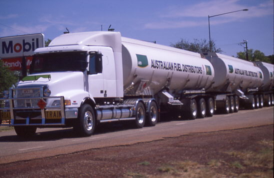 Dunmarra - und da kam der Roadtrain