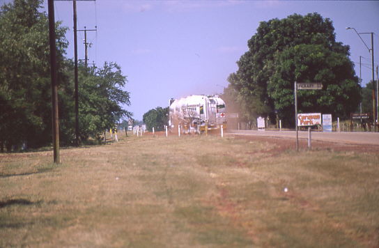 Dunmarra - und da kam der Roadtrain und hielt