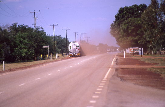 Dunmarra - und da kam der Roadtrain und hielt neben der Stra�e