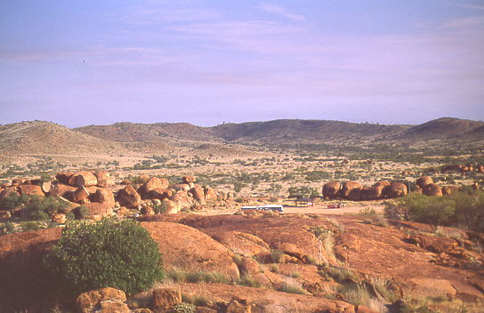 Devil Marbles mit Busdach