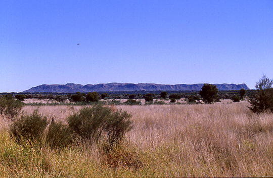 Kraterboden - er wurde bei einem Meteoriteneinschlag verdichtet und trotzte deshalb der Erosion
