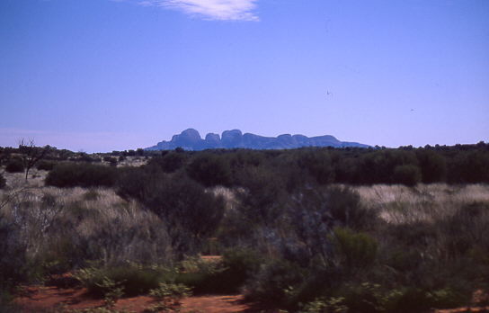 die Olgas - aus etwa 16&nbsp;km Entfernung