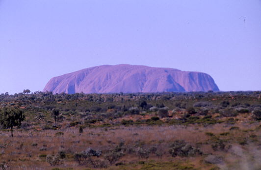 der Uluru - aus etwa 16&nbsp;km Entfernung