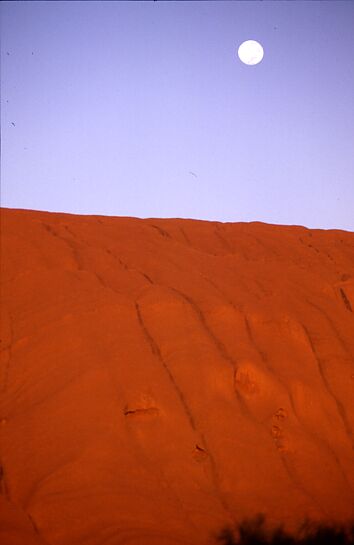 Uluru Sonnenaufgang - Mond nah