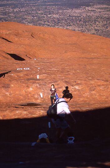 gro�e Stufen oben auf dem Uluru