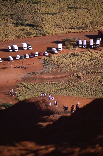 Uluru - Abstieg mit Parkplatz
