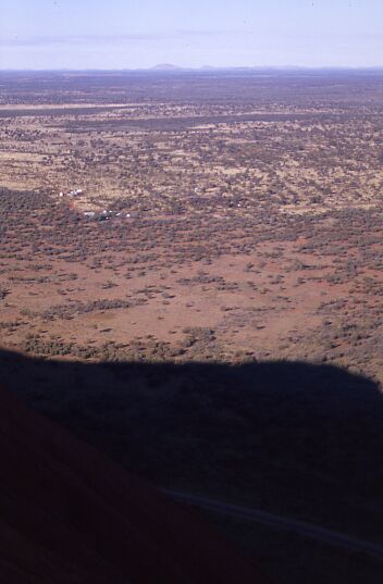Uluru - Sicht bis 130&nbsp;km - im Mittelgrund das Yulara Resort