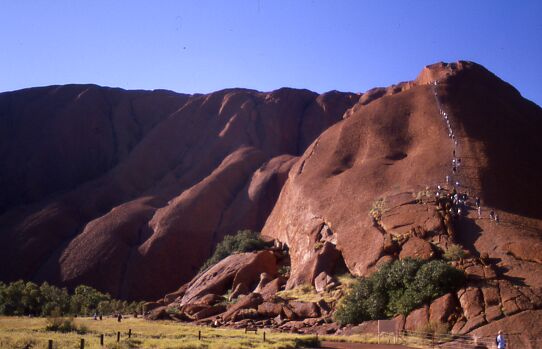 Uluru - Auf- und Abstieg von unten