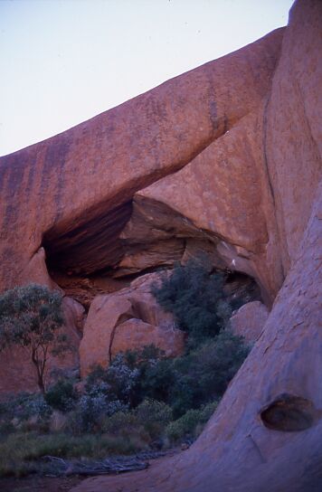 Uluru - H�hle mit mythischer Bedeutung
