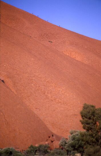 Uluru -  Aufstieg mit Kette