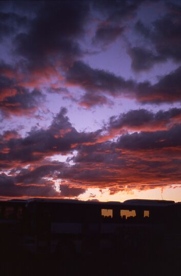 Uluru Sonnenuntergang - Gegenlicht durch Bus
