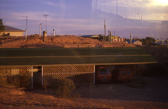 Haus in Coober Pedy, die Rohre dienen der Bel�ftung